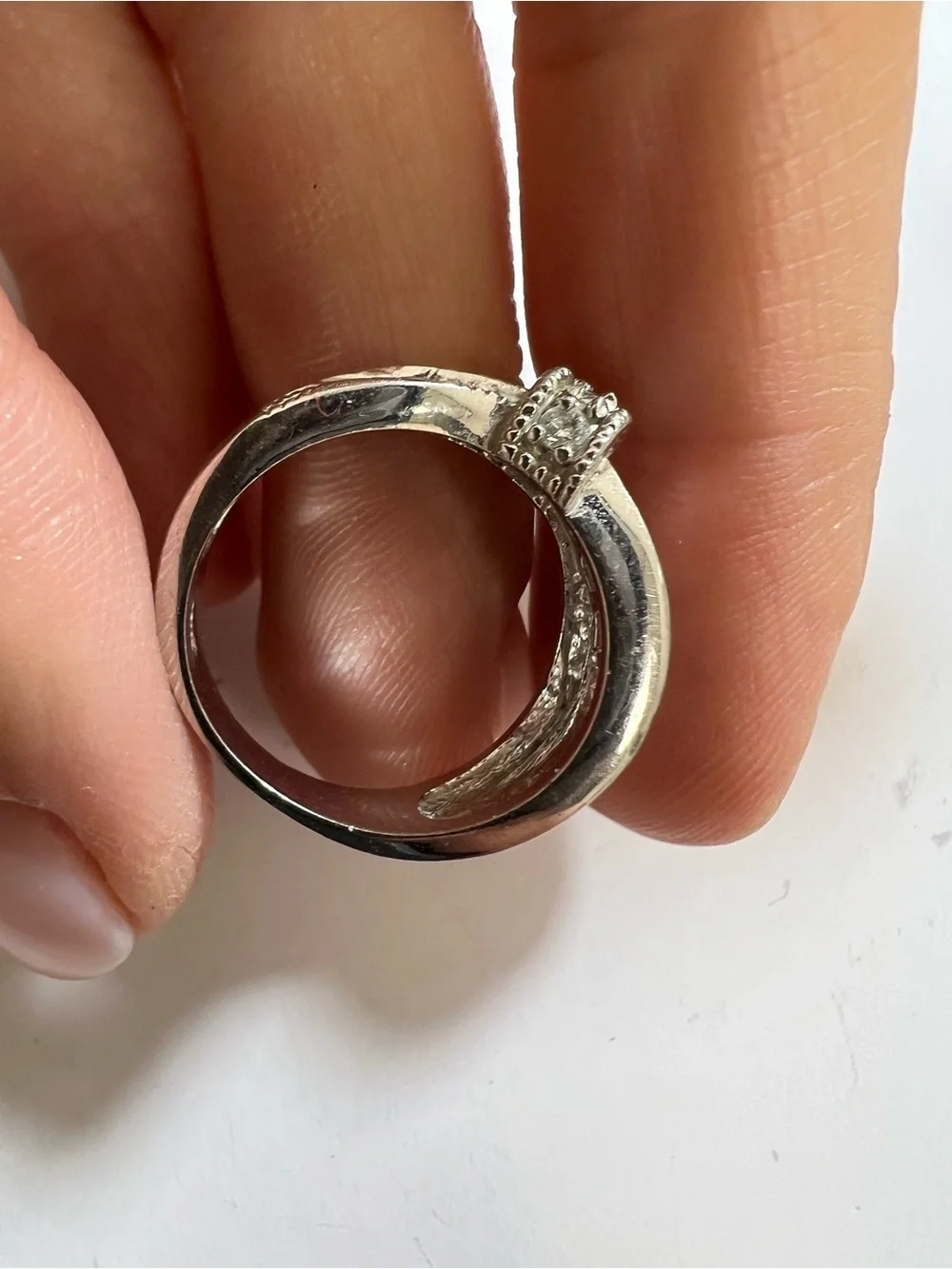 10k white gold Pink and clear stones ribbon ring